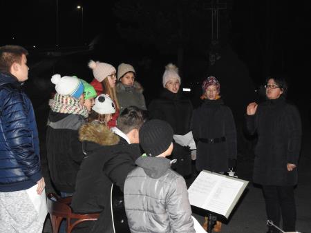 Blagoslov božično-novoletnega drevesa s prižigom lučk v razkriškem križišču 2